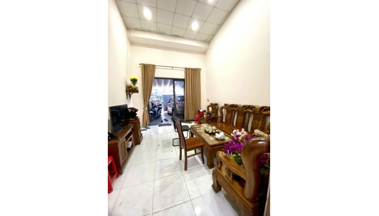 Hàng Hot: Nhà Mặt tiền 1 trệt 1 lửng, 65m2, Ô Tô Ngủ trong nhà CHỈ CÓ 4,9 tỷ. Đường Huỳnh Thị Hai, Quận 12